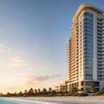 Torre de condominios contemporánea frente al océano en Sunny Isles Beach al amanecer, con agua turquesa y arena clara.
