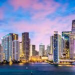 Torres de Brickell al anochecer, zona donde compran los inversionistas extranjeros