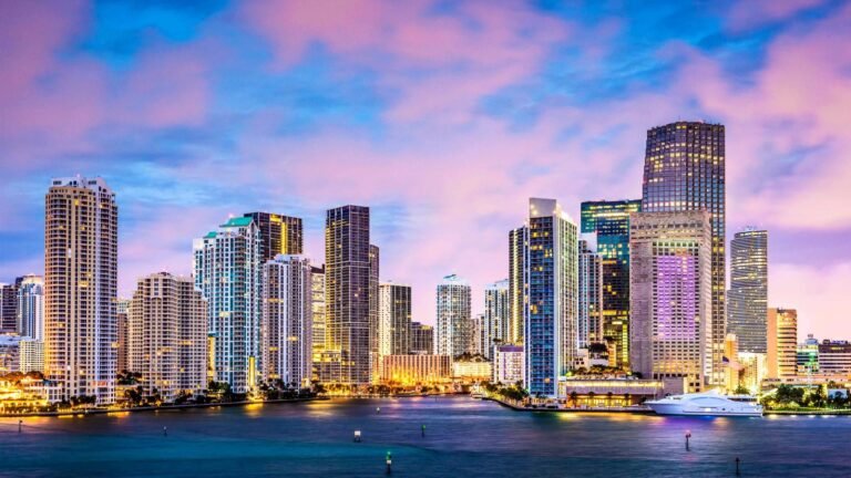 Torres de Brickell al anochecer, zona donde compran los inversionistas extranjeros