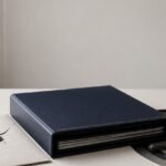 Documentos legales sin marca y detalle de cerradura de boveda que ilustran la proteccion del deposito en escrow