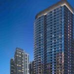 One Twenty Brickell Residences Signature: la torre en el corazón de Brickell al anochecer.