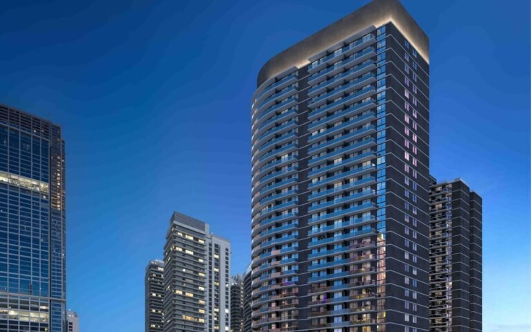 One Twenty Brickell Residences Signature: la torre en el corazón de Brickell al anochecer.