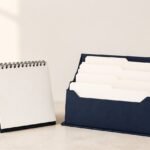 Calendario en blanco y carpetas de plan de pagos escalonado sobre escritorio