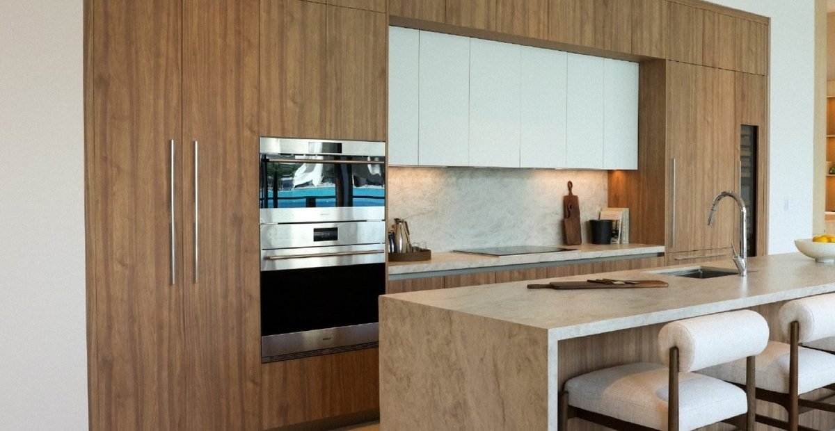 Cocina italiana con electrodomésticos Wolf en una residencia terminada de Beach House by Turnberry