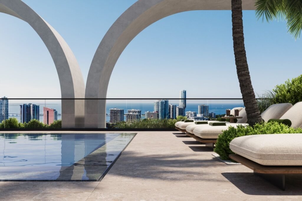 Alberca en la azotea de House of Wellness con vista al skyline de Brickell